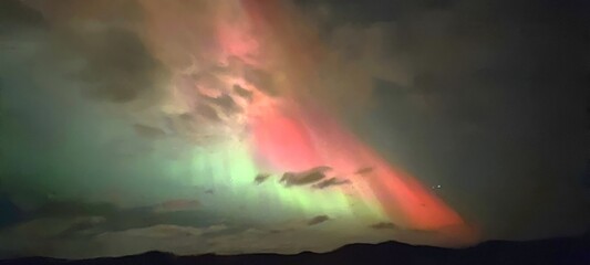 Nordlicht Farbenspiel mit Wolken