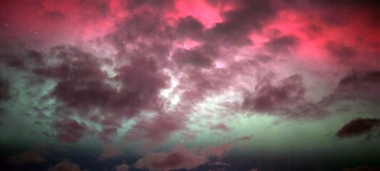 Wolken Nordlicht und Farbenspiel