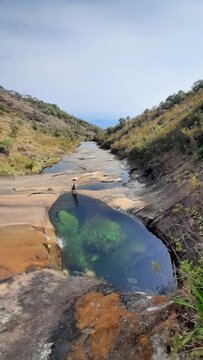 mulher no vale encantado no parque nacional do capara&oacute;, divisa entre minas gerais e esp&iacute;rito santo 