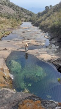mulher no vale encantado no parque nacional do capara&oacute;, divisa entre minas gerais e esp&iacute;rito santo 