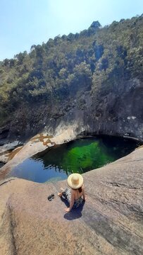 mulher no vale encantado no parque nacional do capara&oacute;, divisa entre minas gerais e esp&iacute;rito santo 