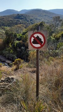 placa em trilha no parque nacional do capara&oacute; proibindo defecar no local 