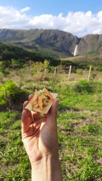 comida de acampamento em frente a casaca d'anta, minas gerais, serra da canastra
