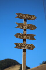 placa turística no distrito de beleza, em crisitna, monas gerais