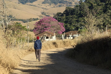 homem em estrada rural na serra da mantiqueira em itamonte, minas gerais 