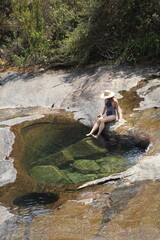 mulher no vale encantando no parque nacional do caparaó