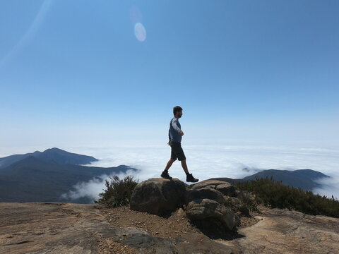 silhueta de homem com montanhas e nuvens ao fundo no parque nacional do capara&oacute;