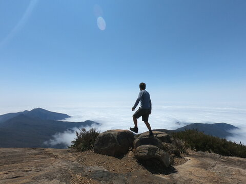 silhueta de homem com montanhas e nuvens ao fundo no parque nacional do capara&oacute;