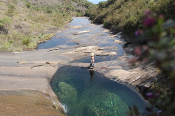 mulher nas piscinas naturais no vale encantado no parque nacional do caparaó 