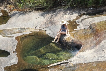 mulher nas piscinas naturais no vale encantado no parque nacional do caparaó 