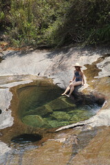 mulher nas piscinas naturais no vale encantado no parque nacional do caparaó 