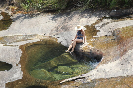 mulher nas piscinas naturais no vale encantado no parque nacional do capara&oacute; 