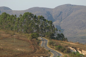 carro em estrada que liga ouro preto a lavras novas, minas gerais 