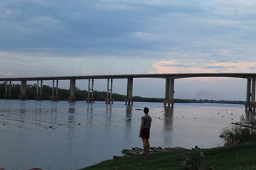 ponte sobre o rio são francisco em pedras de maria da cruz, minas gerais 