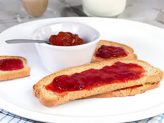 petit déjeuner biscottes confiture