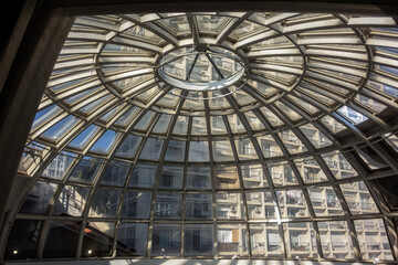 Dôme vitré dans une ville