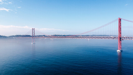 A Ponte 25 de Abril é uma das estruturas mais icónicas de Lisboa, ligando a capital portuguesa à cidade de Almada, sobre o rio Tejo. Inaugurada em 1966.