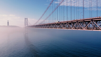 A Ponte 25 de Abril é uma das estruturas mais icónicas de Lisboa, ligando a capital portuguesa à cidade de Almada, sobre o rio Tejo. Inaugurada em 1966.