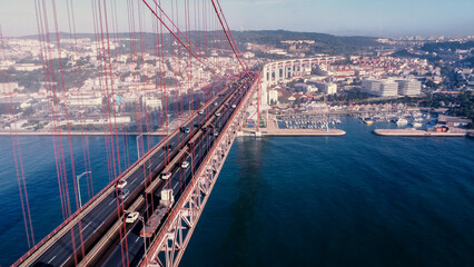 A Ponte 25 de Abril é uma das estruturas mais icónicas de Lisboa, ligando a capital portuguesa à...