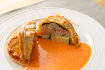 フランス料理「プレスキル」エビのパイ包焼きブールブランソース
