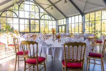 Salle de restaurant chic dans une grande véranda