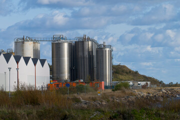 Große Edelstahlsilos  an der Ostsee