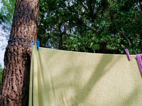 Handt&uuml;cher im Freien an Leine beim Camping
