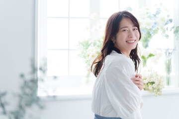 笑顔が可愛い若い女性のカメラ目線