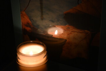 candela accesa in autunno
