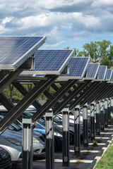 Parcheggio con pannelli solari.