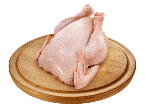 frango inteiro cru sobre t&aacute;bua de servir de madeira isolado em fundo transparente