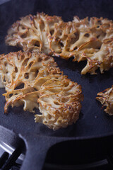 Sparassis crispa frying.