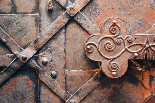 D&eacute;tail d'une porte du ch&acirc;teau du Haut Koenigsbourg. Serrure m&eacute;di&eacute;vale. Porte en bois et m&eacute;tal. Ferrures &eacute;l&eacute;gantes. Porte renforc&eacute;e d'un ch&acirc;teau fort m&eacute;di&eacute;val