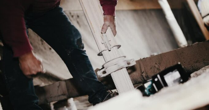 Bauarbeiter entfernt Stahlst&uuml;tzen w&auml;hrend Restaurationsarbeiten