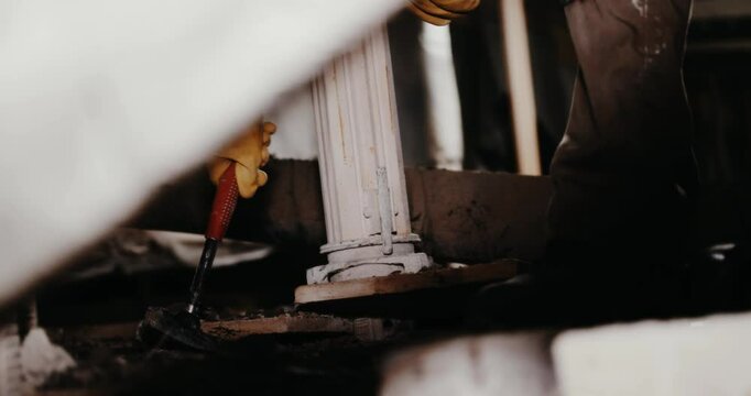 Bauarbeiter entfernt Stahlst&uuml;tzen w&auml;hrend Restaurationsarbeiten