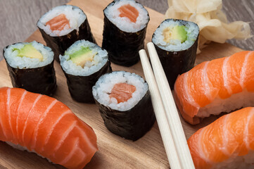 diverse Sushi auf einer Holzplatte
