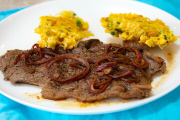 Real food, strong, protein-rich and healthy. Rump steak with onions, rice balls and vegetables