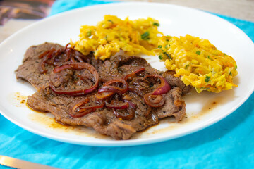 Real food, strong, protein-rich and healthy. Rump steak with onions, rice balls and vegetables