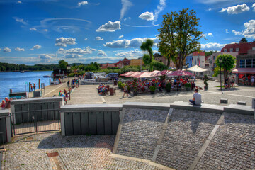 Fototapeta premium Restaurants an der Promenade in Malchow am Malchower See in Mecklenburg-Vorpommern, Mecklenburgische Seenplatte, Deutschland, Ostdeutschland, Europa.