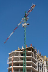 Edificio en construcción con grúa 