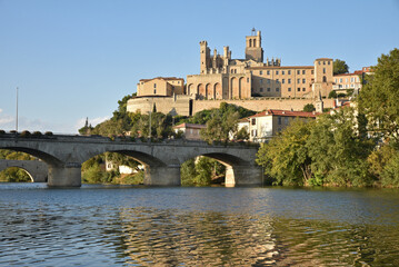 Le Pont vieux et la cathédrale Saint-Nazaire à Béziers. France	
