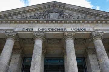 Reichstagsgebäude in Berlin, mit der Aufschrift Dem Deutschen Volke