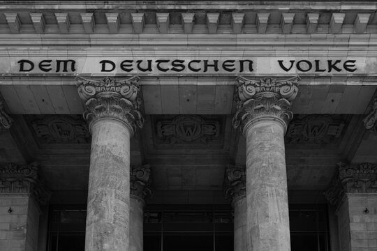 Reichstagsgeb&auml;ude in Berlin, mit der Aufschrift Dem Deutschen Volke