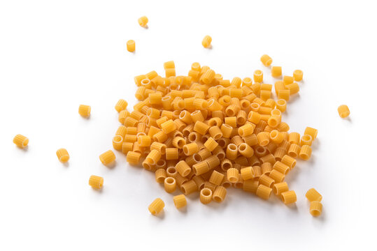 Ditalini rigati, formato di pasta italiana utilizzato per zuppe e minestre, cibo europeo 