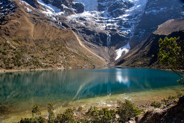 Lago azul numa montanha nevada, Laguna Humantay,  © Adriana