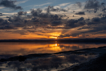 El sol se despide pintando el cielo de mil colores