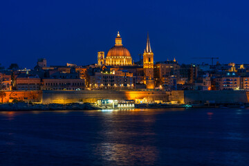 Fototapeta premium Night view of Valletta with St. Paul's Anglican Cathedral and Basilica of Our Lady of Mount Carmel, Malta