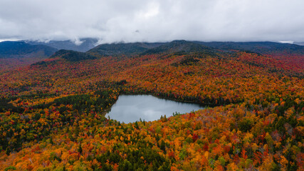 Obraz premium Epic Landscape Photography Incredible Fall Foliage Autumn Season View of Yellow, Orange, and Red Trees Mount Jo Adirondacks Around Lake Beautiful