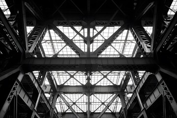 Obraz premium Intricate Steel Framework Beneath a Glass Roof