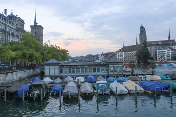 Abendstimmung in Zürich; Stadthausquai mit Frauenbad
